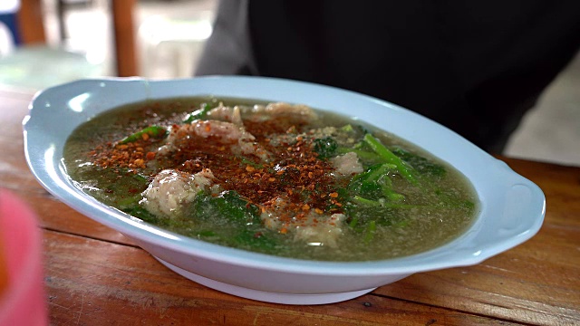 小伙子哪泰国食物猪肉炒面和甘蓝浸在肉汁里视频素材