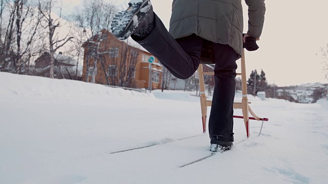 SLO MO女人用踢雪橇视频素材