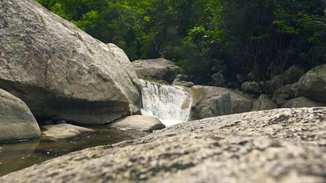 山间瀑布在石质河流上流动。在瀑布瀑布中流过山河视频素材