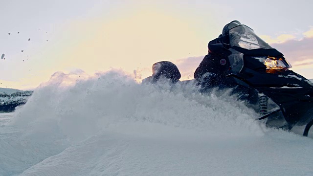 SLO MO玩雪地摩托很开心视频素材