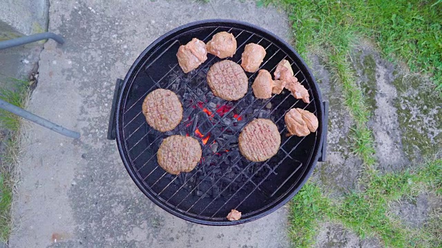 肉在烤架上烤的俯视图视频素材