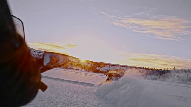 在挪威玩雪地摩托的游客视频素材