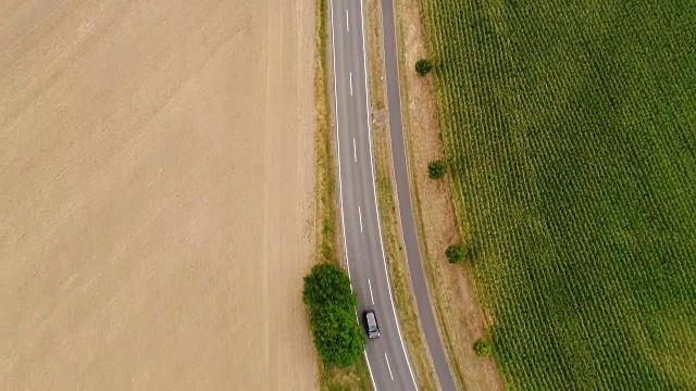 道路通过田野-鸟瞰图视频素材