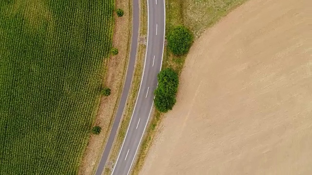 道路通过田野-鸟瞰图视频素材