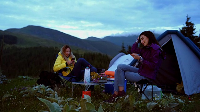 女性在露营时使用智能手机视频素材