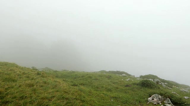 高山上的大雾天，摄像机镜头，没有人视频素材