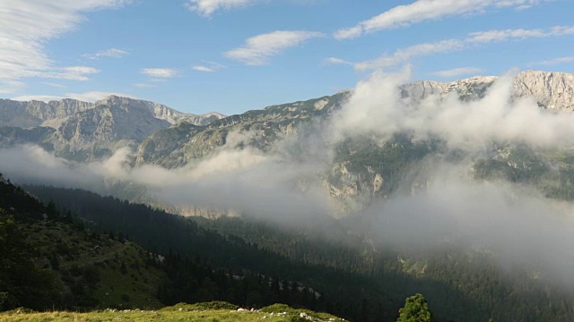 云和山峰在高山，斯坦尼康视频素材