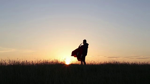 小伙子在河边双手挽着热恋中的女子。夕阳的光。视频素材