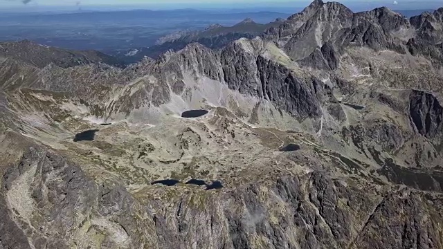 鸟瞰图Velka Studena dolina和湖在高塔特拉斯山，斯洛伐克视频素材