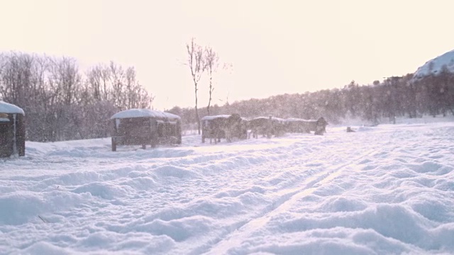 SLO MO驾驶雪地摩托超速行驶视频素材