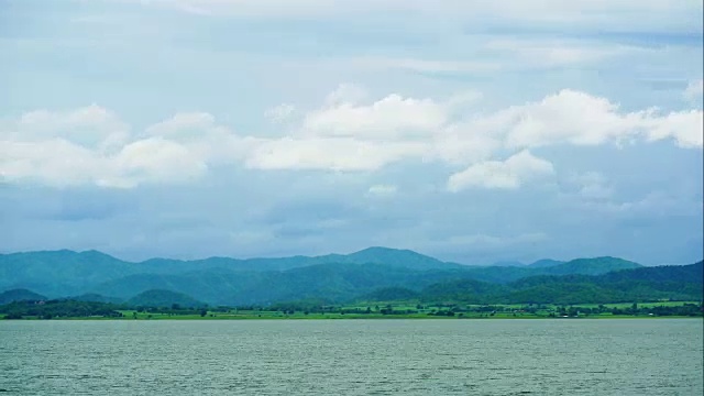 4K时间流逝景观景观山与森林湖和蓝天视频素材