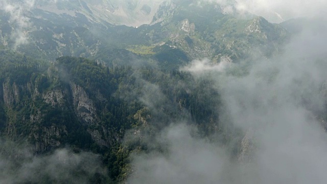 云和山峰在高山，斯坦尼康视频素材