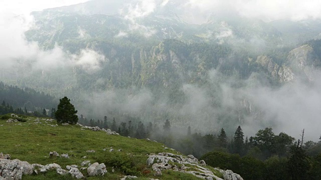 云和山峰在高山，斯坦尼康视频素材