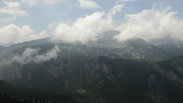 云和山峰在高山，斯坦尼康视频素材