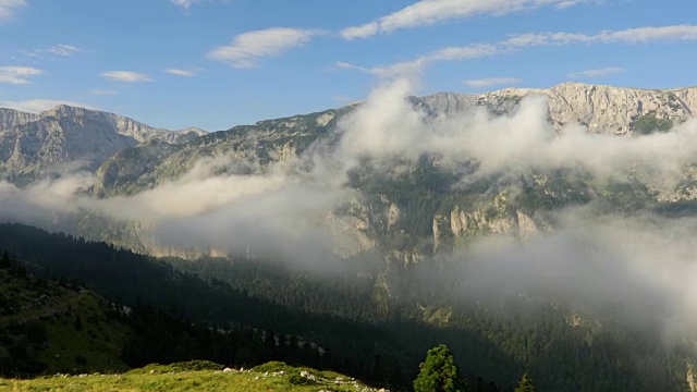 云和山峰在高山，斯坦尼康视频素材