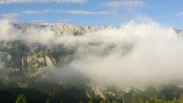 云和山峰在高山，斯坦尼康视频素材