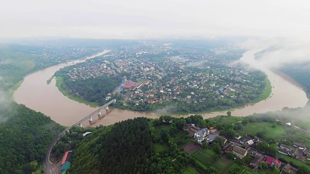 乌克兰Ternopil地区的Zaleschiki的航拍视频。大雾清晨的全景。日出的时间。飞过德涅斯特河视频素材