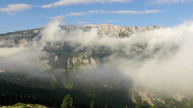 云和山峰在高山，斯坦尼康视频素材