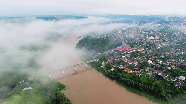 乌克兰Ternopil地区的Zaleschiki的航拍视频。大雾清晨的全景。日出的时间。飞过德涅斯特河视频素材