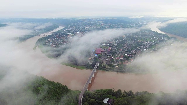 乌克兰Ternopil地区的Zaleschiki的航拍视频。大雾清晨的全景。日出的时间。飞过德涅斯特河视频素材