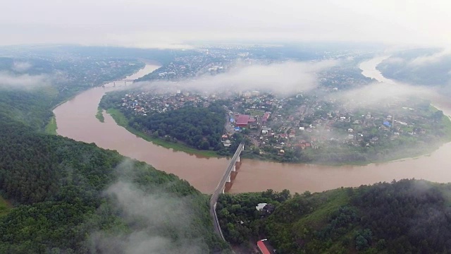 乌克兰Ternopil地区的Zaleschiki的航拍视频。大雾清晨的全景。日出的时间。飞过德涅斯特河视频素材