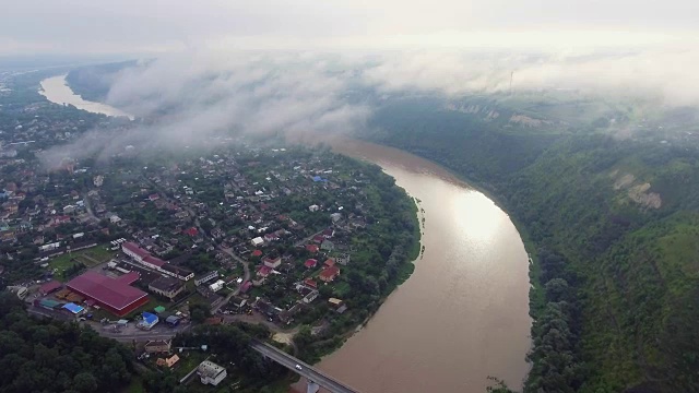 乌克兰Ternopil地区的Zaleschiki的航拍视频。大雾清晨的全景。日出的时间。飞过德涅斯特河视频素材