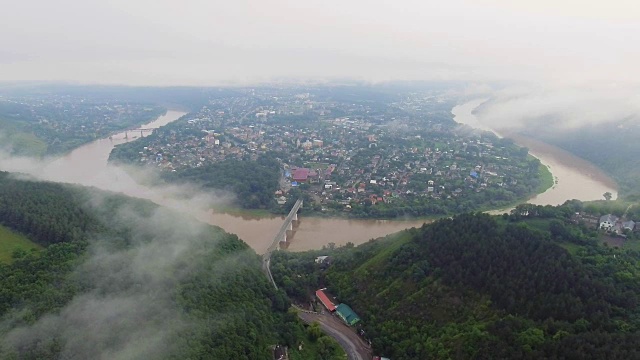 乌克兰Ternopil地区的Zaleschiki的航拍视频。大雾清晨的全景。日出的时间。飞过德涅斯特河视频素材