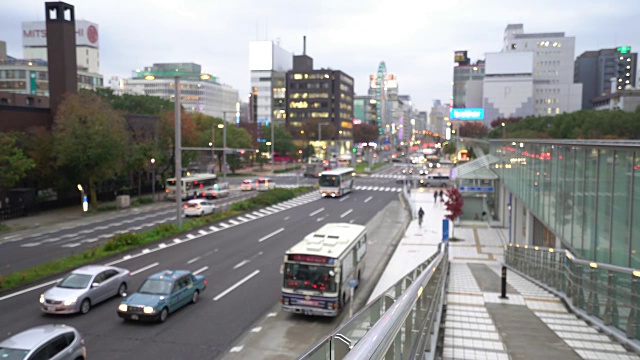 模糊的背景:名古屋的城市景观和日本堺市日落的行人视频素材