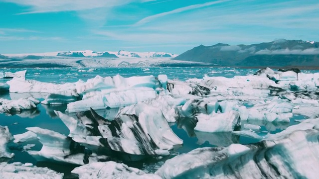 鸟瞰图美丽的蓝色冰川泻湖与巨大的冰山在冰岛视频素材