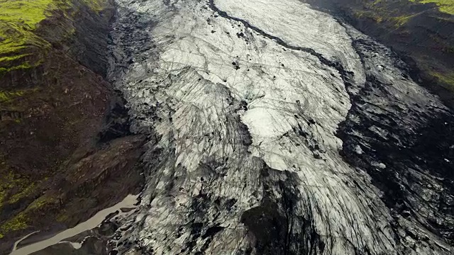 冰岛的索尔黑马丘冰川湖鸟瞰图视频素材