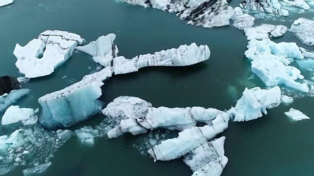 从上到下的鸟瞰冰川冰山漂浮在冰岛的泻湖上视频素材