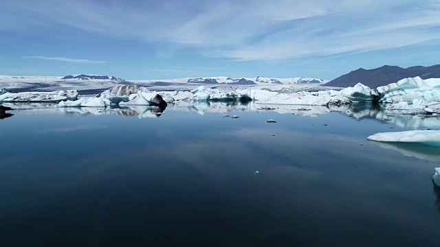 低空飞行鸟瞰图美丽的Jokulsarlon蓝色冰川泻湖与巨大的冰山在冰岛视频素材