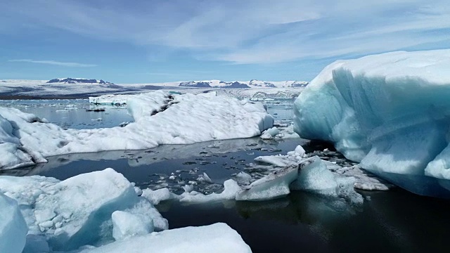 低空飞行鸟瞰图美丽的Jokulsarlon蓝色冰川泻湖与巨大的冰山在冰岛视频素材