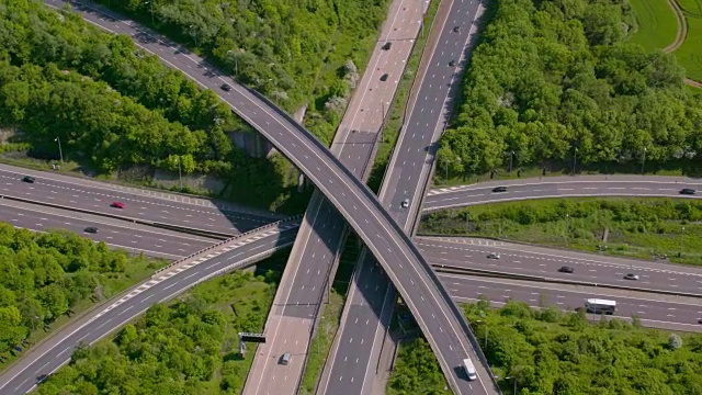 英国M25 M40高速公路枢纽鸟瞰图。4 k视频素材