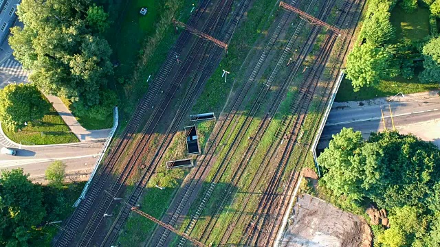 鸟瞰图多个铁路轨道与道路交叉。视频下载