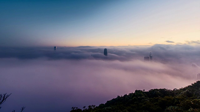 云雾中的香港维多利亚港/中国香港视频素材