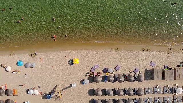 海滩伞和海景鸟瞰图视频素材