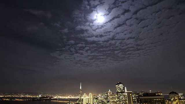 旧金山的夜空，满月，延时拍摄视频素材