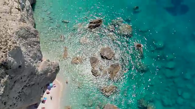 海浪和沙滩的天线视频素材