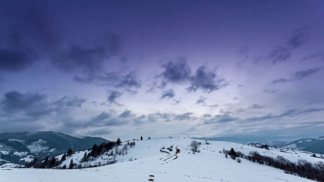 山峰上的雪被风吹走了。冬天的风景。天很冷，下着雪。视频素材