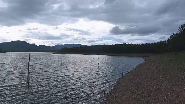 时间流逝视频:湖与乌云和风暴云移动在天空视频素材