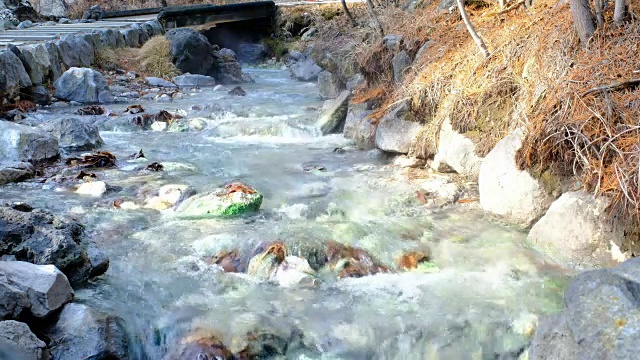 日本草松温泉，温泉源流经流经山谷的暖流视频素材