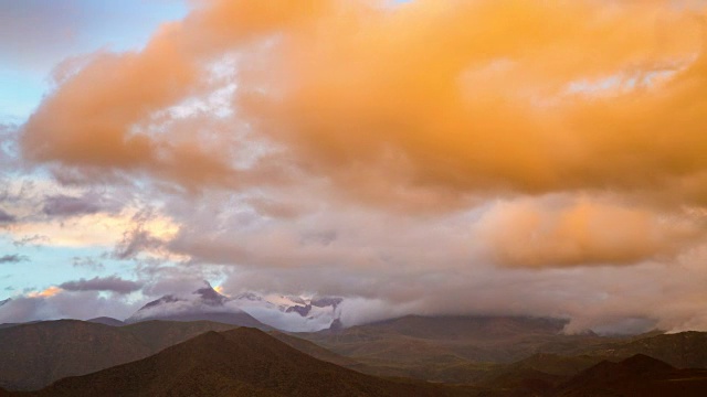 日落期间山上有大雾和暴雨视频下载