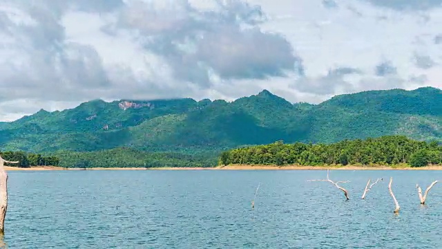 时间流逝视频:热带湖泊与阴天视频素材