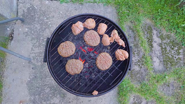 院子里正在烤烧烤的肉饼视频素材