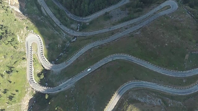 鸟瞰图:俯瞰意大利阿尔卑斯山蜿蜒的山路，视频素材