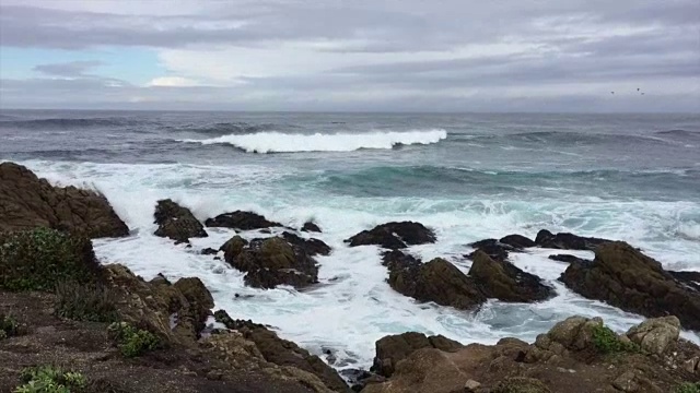 巨浪撞击着岩石视频素材