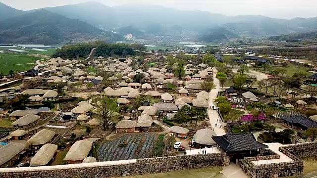 韩国顺川Naganeubseong民俗村的传统茅草屋视频素材