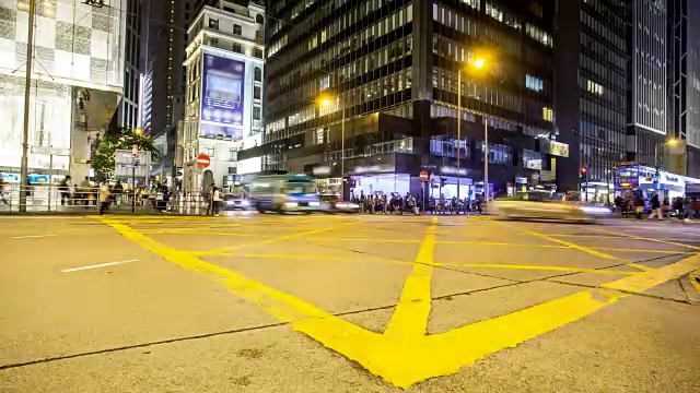 夜晚城市灯光和交通在香港的时间流逝。视频素材