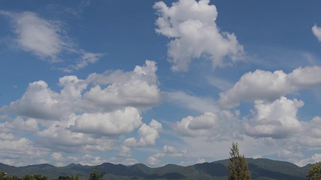 戏剧性的暴风雨和云是移动的山景，风景时间流逝视频素材